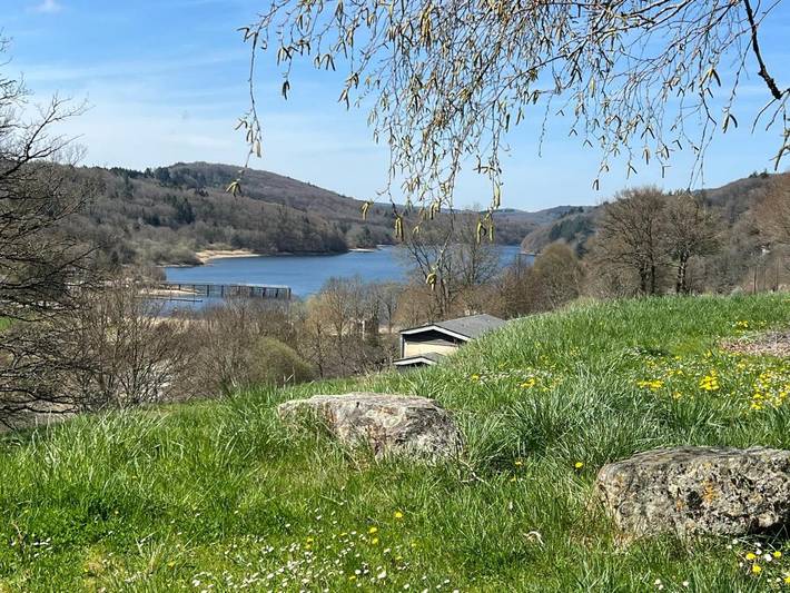 Gîte pour 7 personnes, avec Terrasse et Jardin ainsi que Vue sur le lac et Vue dans Lac de la Raviège - 4
