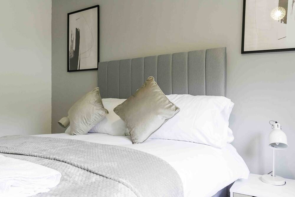 Caledonia Luxe Stays Short Lets Agency Livingston in Livingston, West Lothian