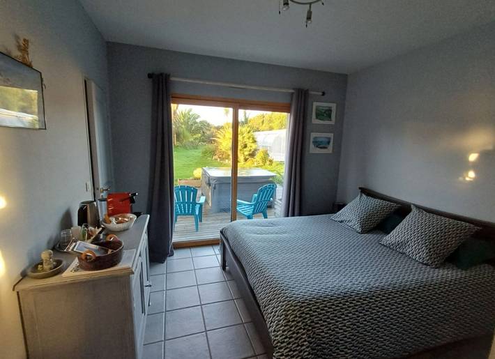 Location de vacances pour 2 personnes, avec jacuzzi ainsi que jardin et piscine à Plouguerneau - 4