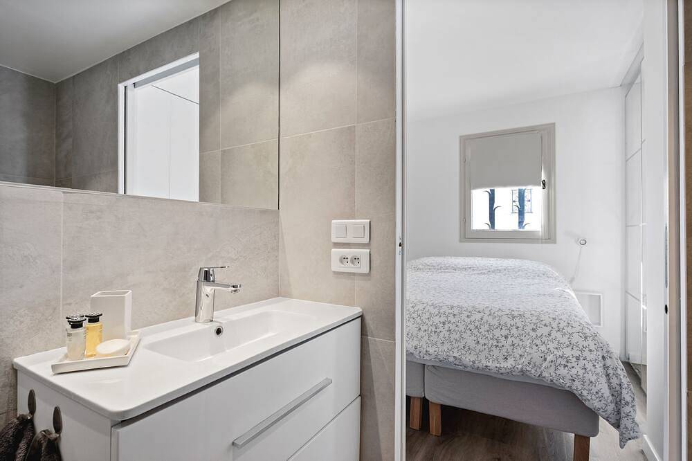 Apartamento entero, 04. Bright apartment with balcony and sea view, close to the beach in Saint-Jean-Cap-Ferrat, Nizza Region