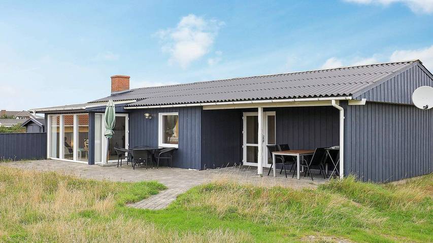 Ferieudlejning for 4 personer, med terrasse i Vorupør