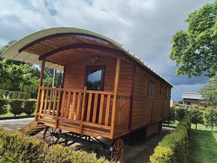 Location de vacances pour 4 personnes, avec Balcon ainsi que Terrasse et Vue à Chazey-sur-Ain - 2