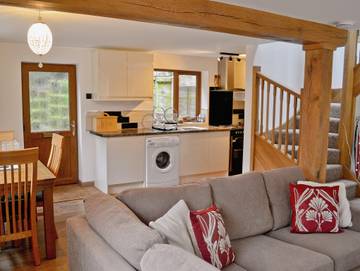 Log Cabin for 4 People in Cirencester, The Cotswolds, Photo 3