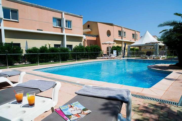 Hôtel pour 2 personnes, avec Terrasse ainsi que Jardin et Piscine à Istres