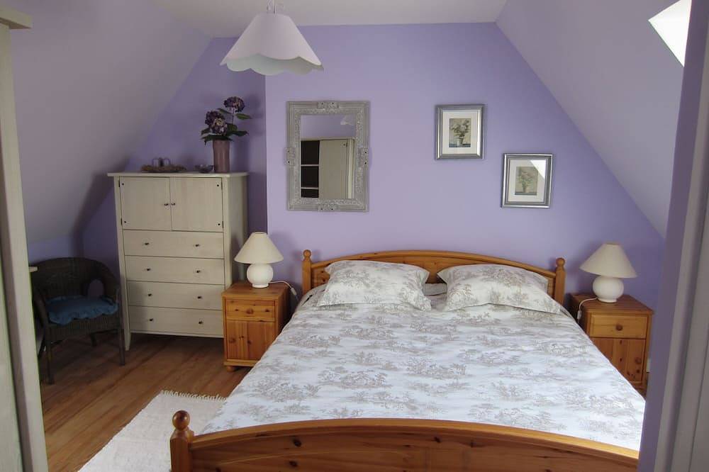 Un joli cottage en pierre, magnifiquement rénové, plein de charme et de caractère. in Plusquellec, Région de Guingamp