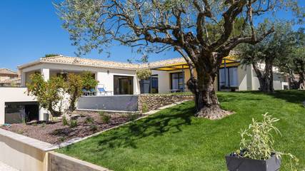 Location de vacances pour 8 personnes, avec piscine ainsi que jardin et terrasse à Beaumes-de-Venise