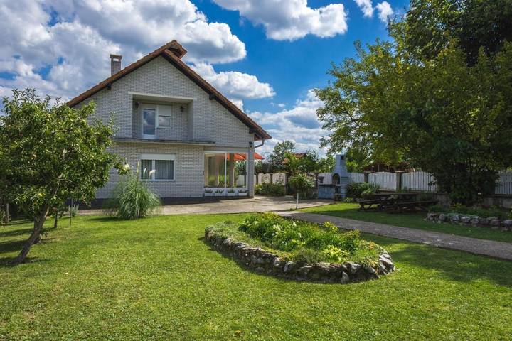 Location de vacances pour 5 personnes, avec vue et jardin à Despotovac