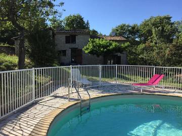 Gîte pour 4 personnes, avec vue ainsi que piscine et jardin, animaux acceptés à Vachères