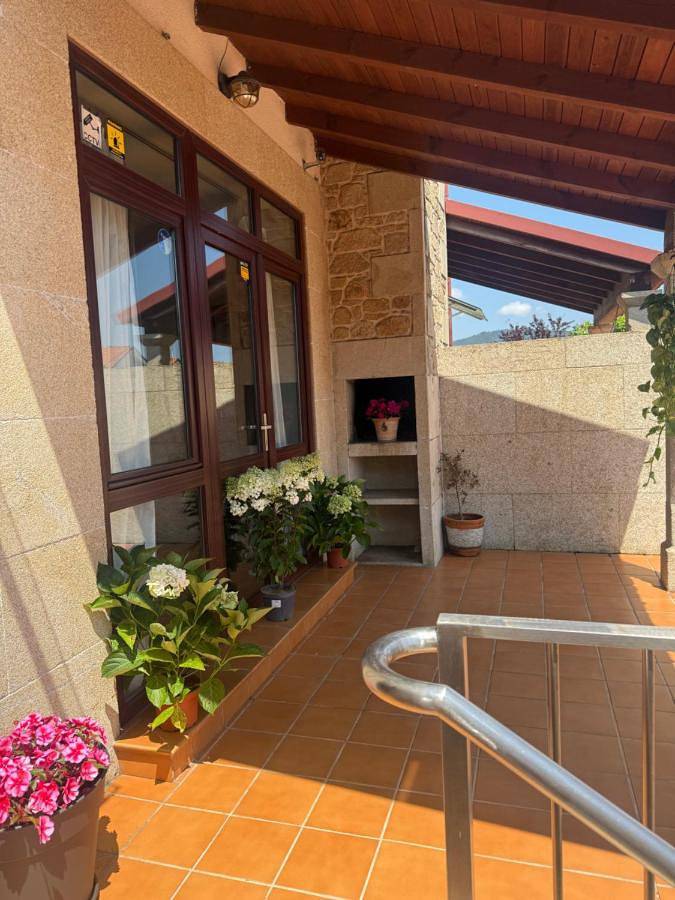Apartamento para 10 personas, con jardín y piscina para niños además de piscina y vistas, Se admiten mascotas en Brión
