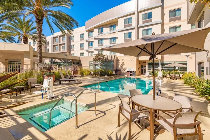 Hotel para 4 personas, con jacuzzi además de piscina y terraza, Se admiten mascotas - 1