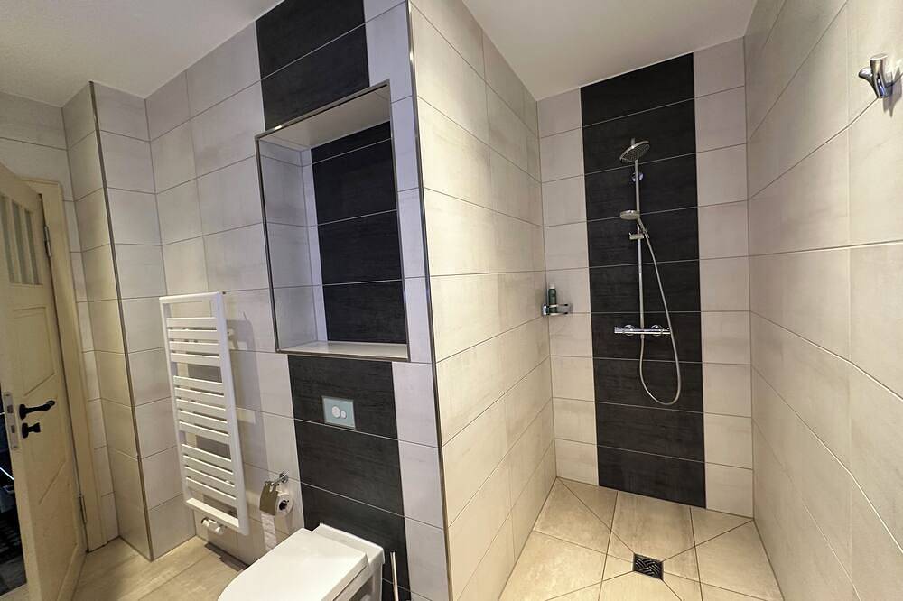 Ganze Wohnung, Villakrocker – Elberadweg trifft Wandkunstwerk in Burg (Magdeburg), Burg bei Magdeburg