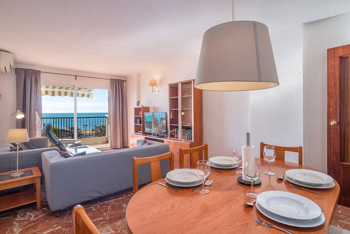 Entire apartment, Beachfront Apartment with Sea View, Pool, Garden, Terrace, Balcony, A/C & Wi-Fi in Fuengirola, Costa del Sol