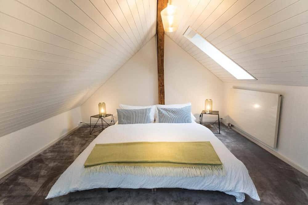Entire apartment, Löwenplatz Apartment next to Station by Airhome in Zurich, Zurich district