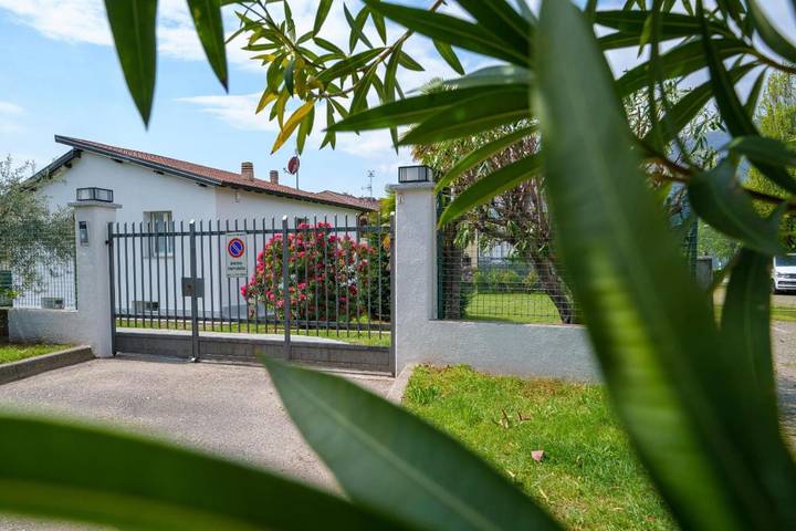Ferienhaus für 6 Personen, mit Balkon und Terrasse sowie Garten und Seeblick
