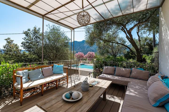 Location de vacances pour 8 personnes, avec Balcon et Terrasse ainsi que Jardin et Piscine à Occhiatana