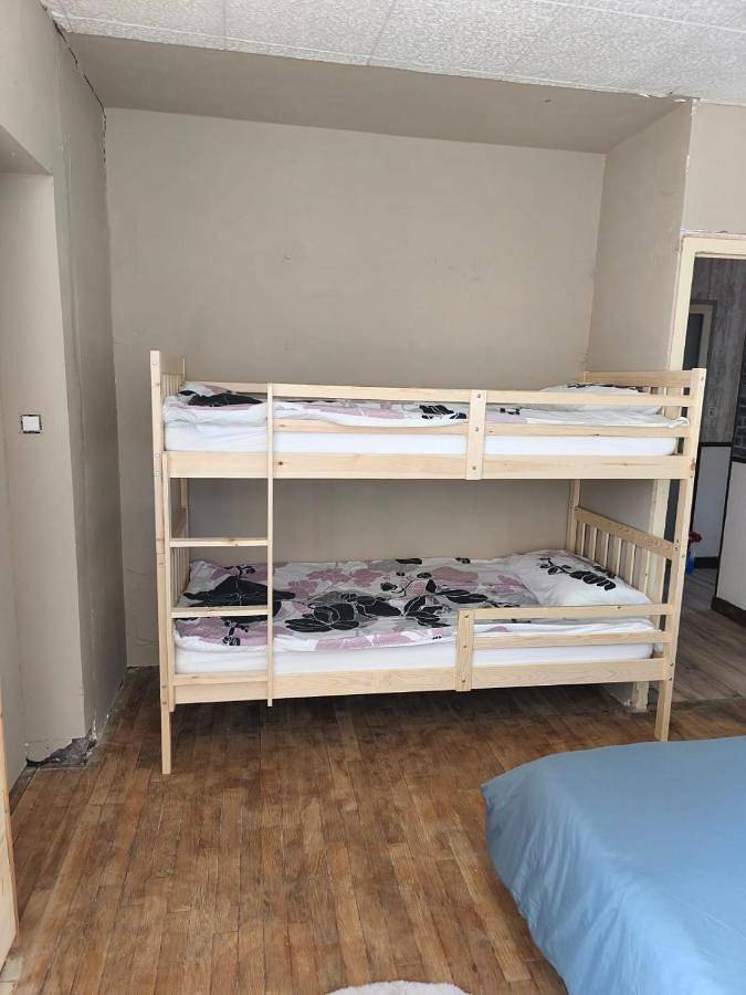 Appartement de vacances entier, Family Room with Shared Bathroom in Dompierre-sur-Besbre, Allier