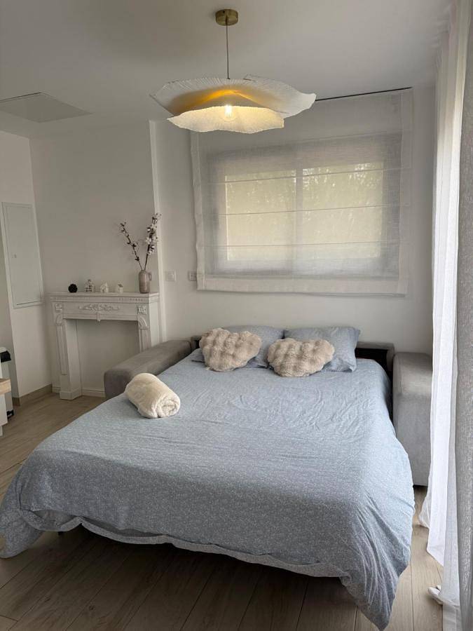 Appartement entier, Le Balcon petit extérieur Idéal familles & couples à 10 min Disneyland Paris avec lit Queen size & parking privé in Coupvray, Seine-et-Marne