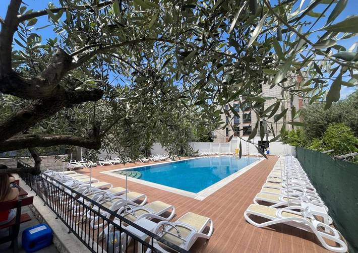 Apartament wakacyjny dla 3 osób, z widok i taras oraz basen w Bar