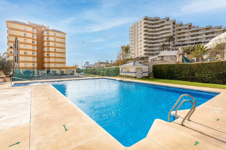 Entire apartment, Apartment "Paradise" on the Beach with Pool, Tennis Court, Terrace & Wi-Fi in Benalmádena Costa, Benalmádena