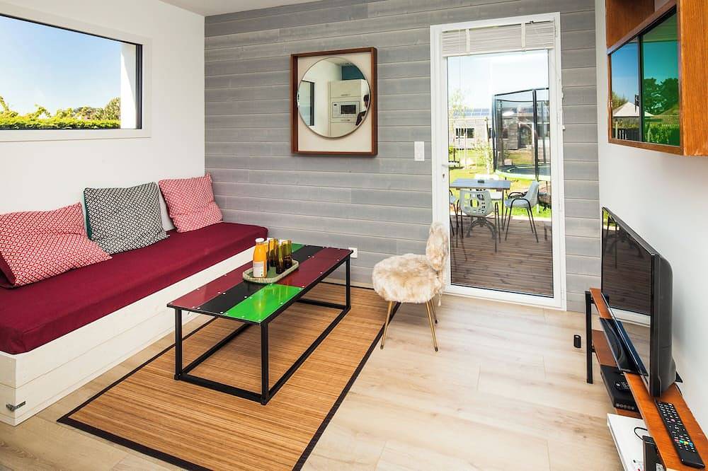 Ecolodge La Vertonne. A romantic getaway, bikes available and a shared garden. in Brem-sur-Mer, Loire Valley