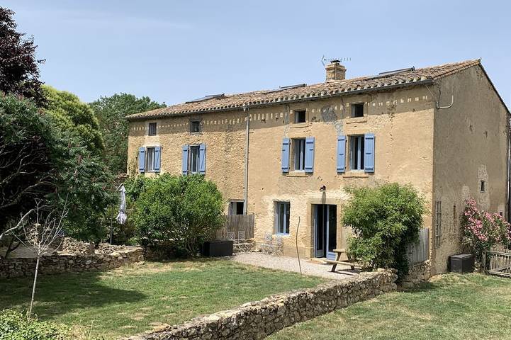 Location de vacances pour 8 personnes, avec jacuzzi et jardin, animaux acceptés à Lafage (Aude)