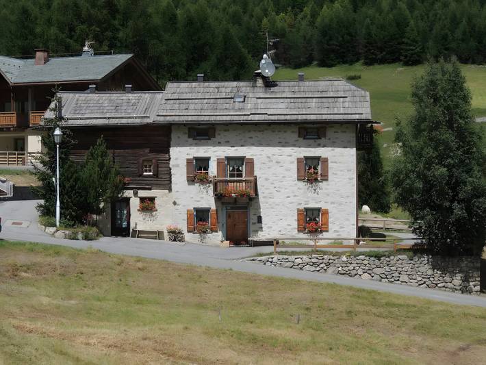 Baita per 5 persone, con giardino e vista lago a Livigno