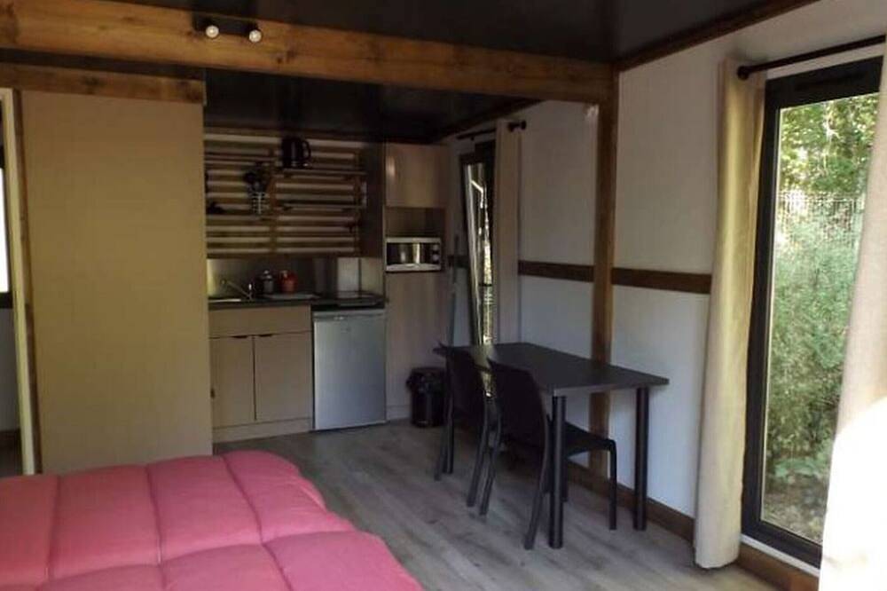 Cozy Mobile Home for 2 with Terrace in Tallard, Gap region