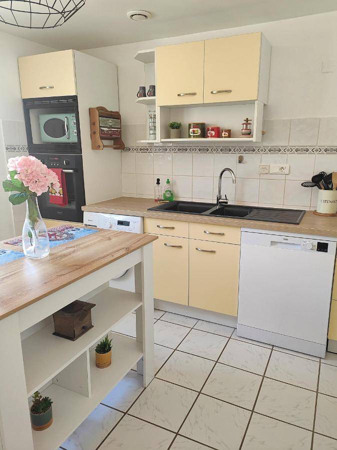 Appartement entier, Two-Bedroom Apartment in La Chapelle-de-Guinchay, Beaujolais