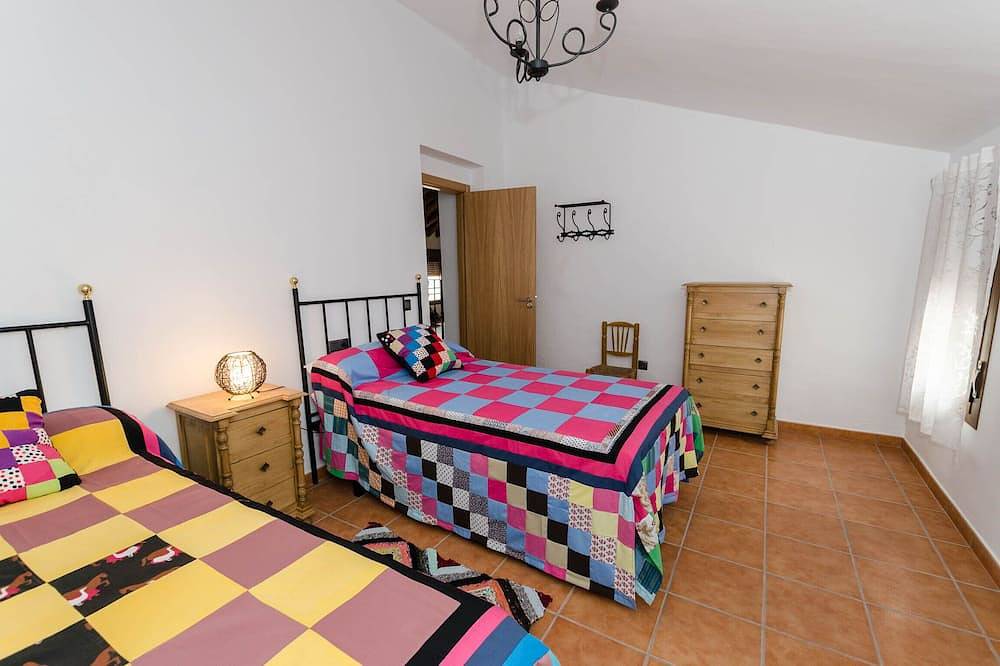 Cortijocabrill Located between the beach and the mountain. Ideal for families and groups in Mondrón, Periana