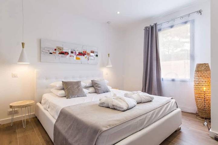 Gîte pour 2 personnes, avec jacuzzi ainsi que jardin et piscine dans Plage Du Port Meleu Prefailles - 2