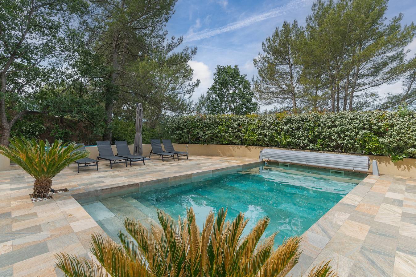 Entire apartment, Upper Villa with Sainte Victoire Mountain View, Shared Terrace, and Wi-Fi in Rousset, Aix-en-Provence region