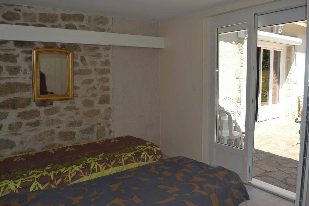 Grande Maison familiale, 5 mn a pied du lac, animaux de compagnie acceptés. in Peyrat-le-Château, Région de Limoges
