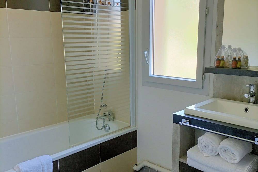 Entire apartment, T2 Dans Résidence Avec Piscine D87 in Salies-de-Béarn, Béarn
