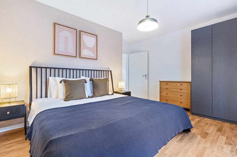 Ganze Wohnung, Sunny Oerlikon 3.5 Room w/ Balcony, 1min to Train Station, by Blueground in Zürich, Zürich Voralpen