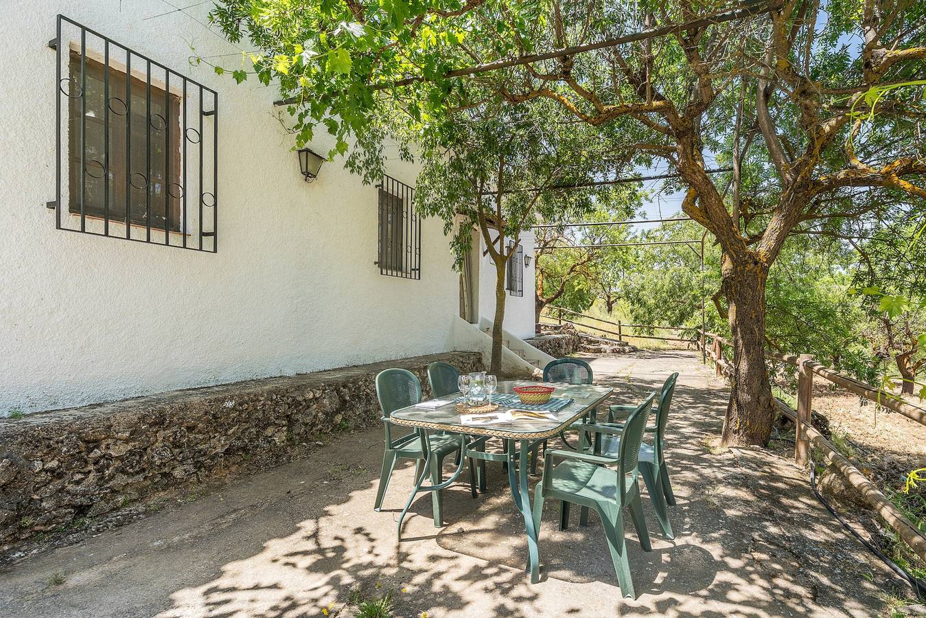Gîte rural 'El Almendro' avec vue sur la montagne, piscine partagée et Wi-Fi in Cumbres Verdes, La Zubia