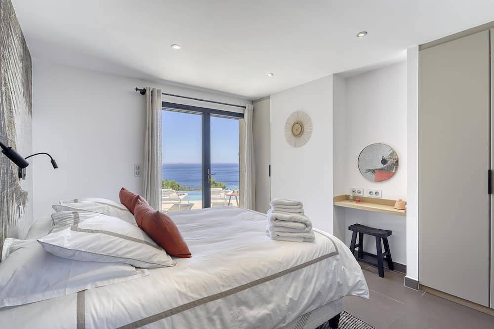 Vue mer spectaculaire / commerces et plage à pied / Luxe in Rayol-Canadel-sur-Mer, Côte méditerranéenne (France)