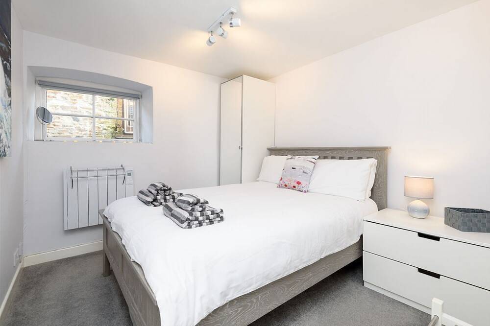 Moderne Wohnung im Stadtzentrum, zwei Minuten vom Strand entfernt mit Parkplatz. in Looe, Cornwall