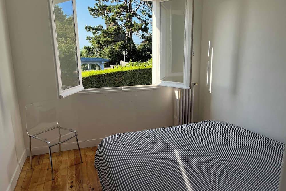 House garden and sea on foot in Villerville, Lisieux region