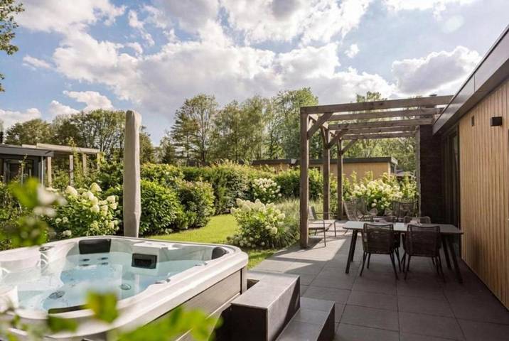 Vakantiewoning voor 4 personen, with Whirlpool and Terras as well as Tuin and Zwembad in Markelo