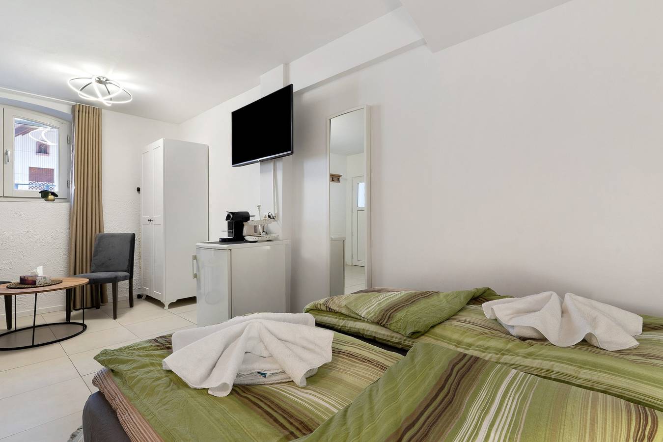 Entire apartment, Apartment 2, 20 sqm with Shared Terrace and Wi-Fi in Europa-Park, Rheinhausen