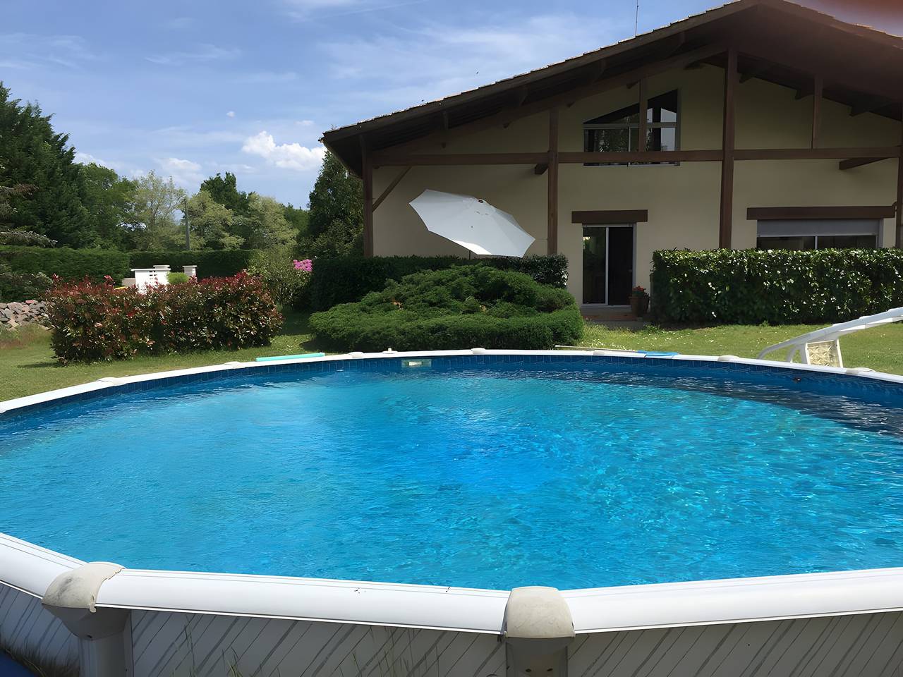 Chambre d’hôtes « Chambre du haut » avec piscine partagée, Wi-Fi et climatisation in Mios, Région d'Arcachon