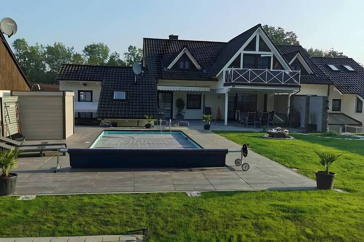 Ferienwohnung für 4 Personen, mit Balkon und Garten sowie Pool