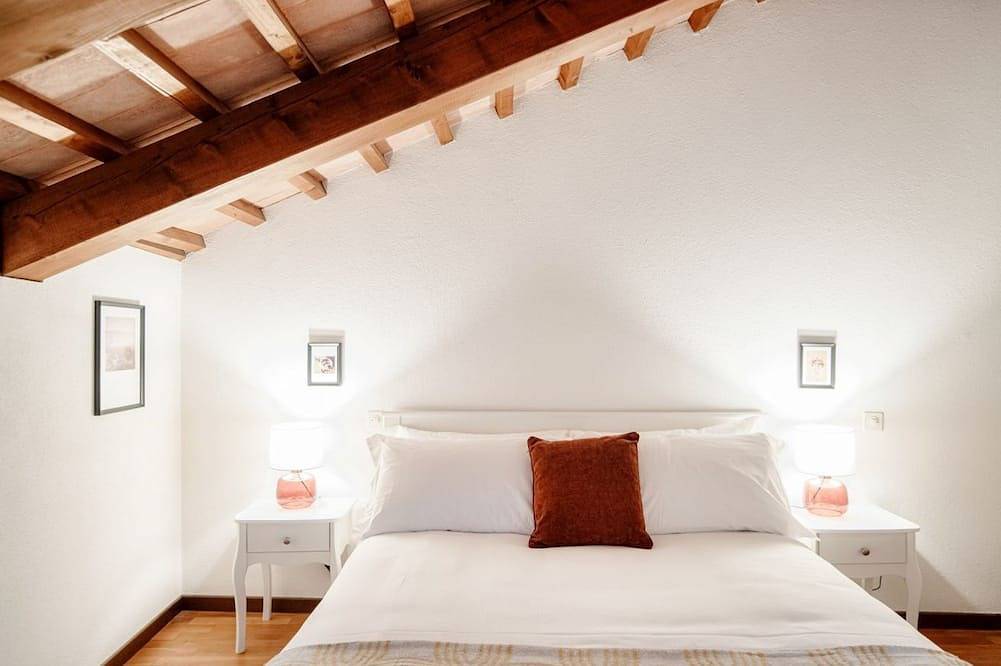 Ganze Wohnung, Elegantes Dachgeschoss-Apartment mit Blick auf das Mendrisio-Tal (Salorino 2) in Mendrisio, Tessin