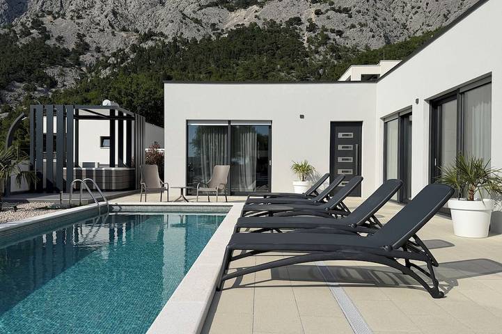 Villa pour 6 personnes, avec piscine et jacuzzi, animaux acceptés à Promajna