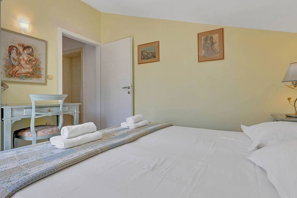 Ganze Wohnung, Villa Margitta mit Pool, Tennisplatz und Meerblick in Drašnice, Makarska Riviera