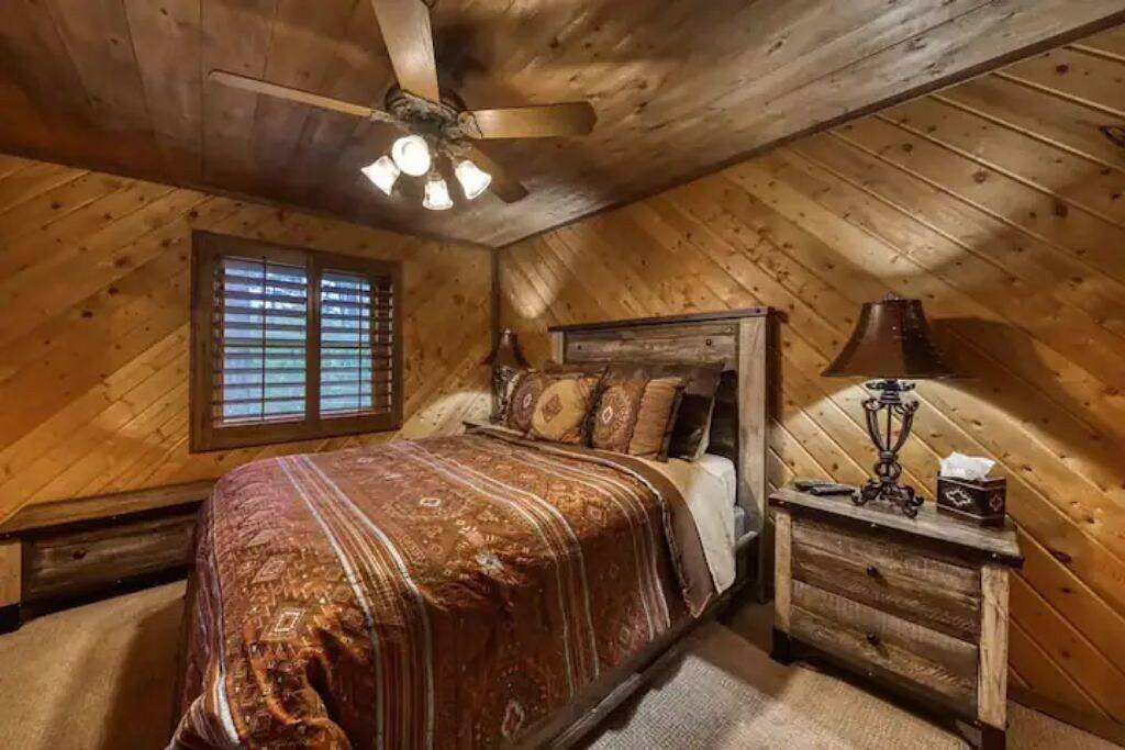 Silver Fox Inn Beautiful 5-bedroom Cabin w/hot tub in Alto, Ski Apache