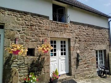 Gîte pour 4 personnes, avec vue ainsi que piscine et jardin, adapté aux familles à Chaulieu