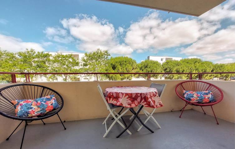 Entire holiday apartment, Cozy Apartment 600m from Beach with Pool and Free Parking in La Rochelle, La Rochelle region
