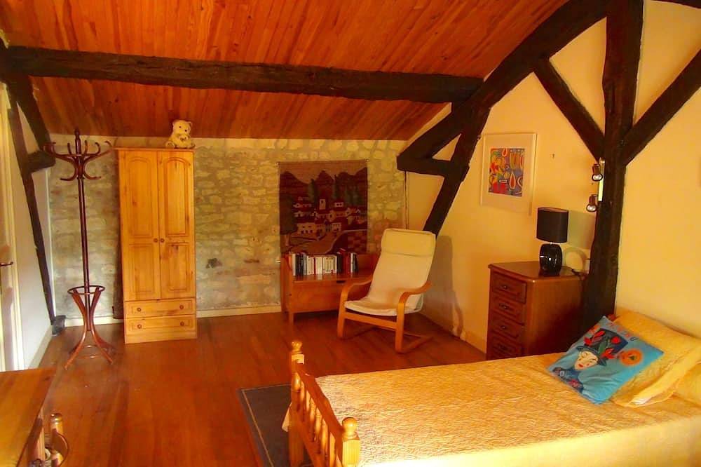 House in Itzac, in the shade of a Tarn heritage oak. in Cordes-sur-Ciel, Albi region