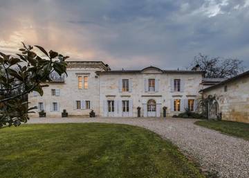 Location de vacances pour 17 personnes, avec vue ainsi que jardin et piscine à Arveyres